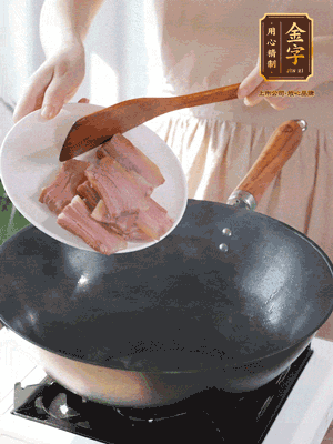 豬油熱鍋，下咸肉煸香，再下蔥姜提鮮
