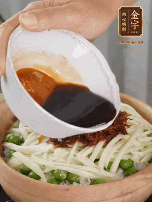 繼續(xù)小火燜3分鐘，淋上XO醬攪拌均勻。
