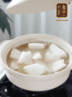 最后下冬瓜繼續(xù)燉煮10分鐘，撒上蔥花點綴。