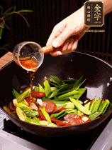 下蒜苗炒軟，沿鍋邊烹入一勺料酒，加醬油、蠔油、白糖調(diào)味炒勻