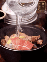 所有食材放入電飯鍋，加2勺料酒，足量的開(kāi)水，按煲湯鍵煮湯