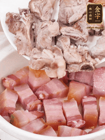 倒入開水燉煮，大火燒開后轉(zhuǎn)小火