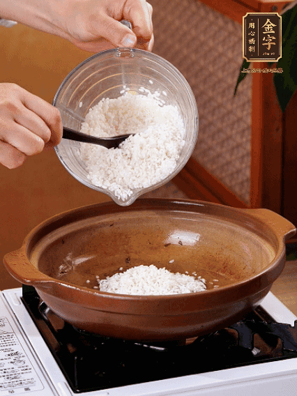 砂鍋中倒入煎羊肚菌的油，涂勻。加入提前浸泡過(guò)1小時(shí)的生米，再加入和生米齊平的水,,蓋蓋子，大火煮沸后轉(zhuǎn)小火煮至水分微干