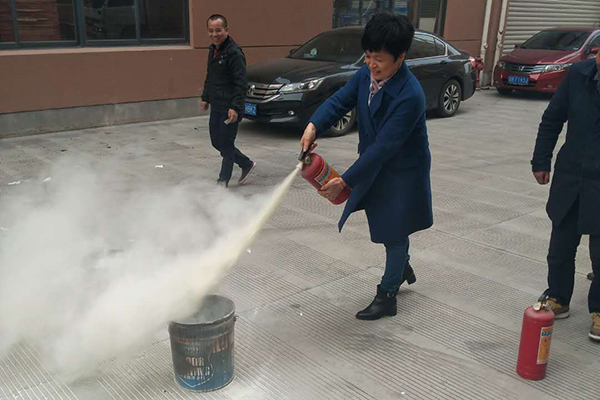 敲響火災(zāi)警鐘，鞏固防火意識(shí)——洛茲服飾舉行消防知識(shí)培訓(xùn)與火災(zāi)演習(xí)